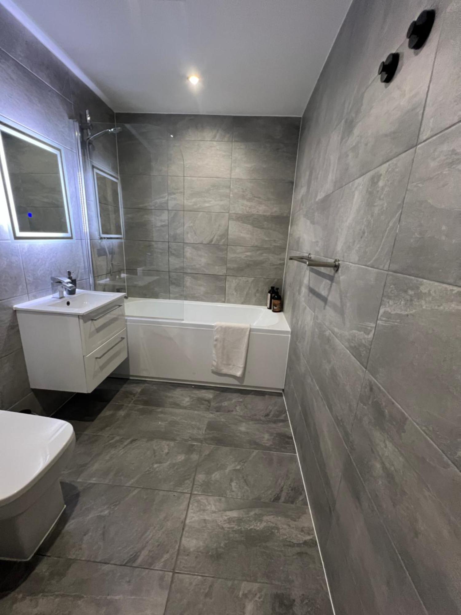 The Homely Retreat Spacious Ground Floor Flat Near Centre, Free Parking