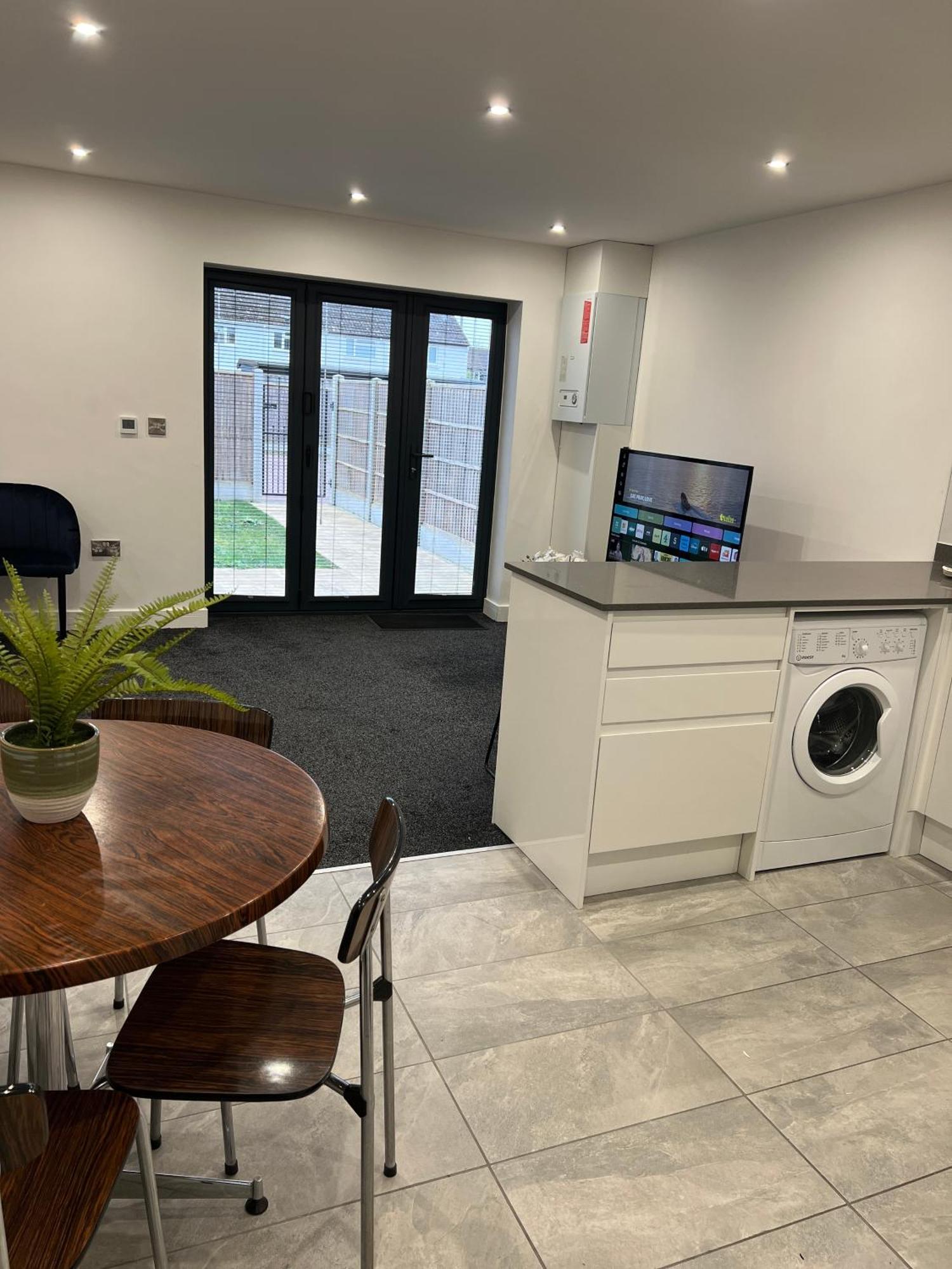 The Homely Retreat Spacious Ground Floor Flat Near Centre, Free Parking Apartment *